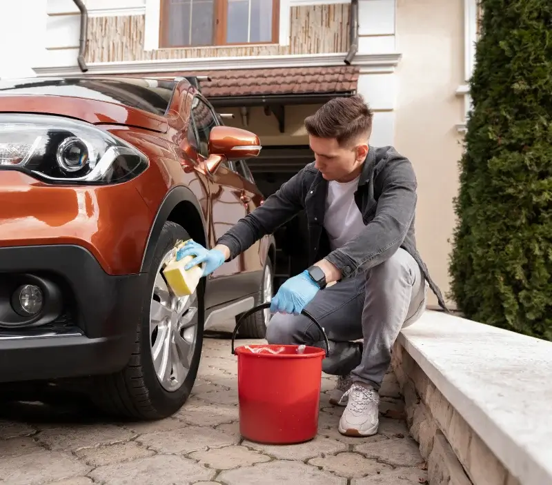Lavage auto à domicile Jou-sous-Monjou : professionnel intervenant sur un véhicule